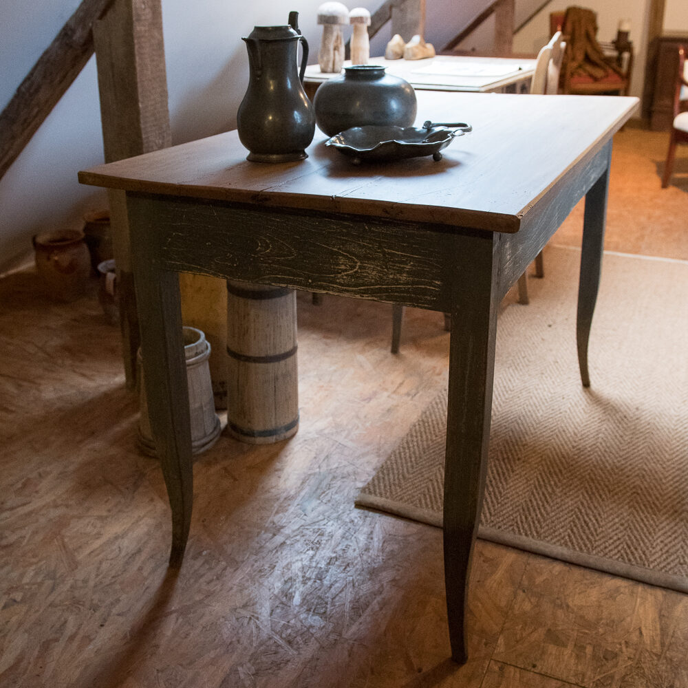Stary stół po renowacji.