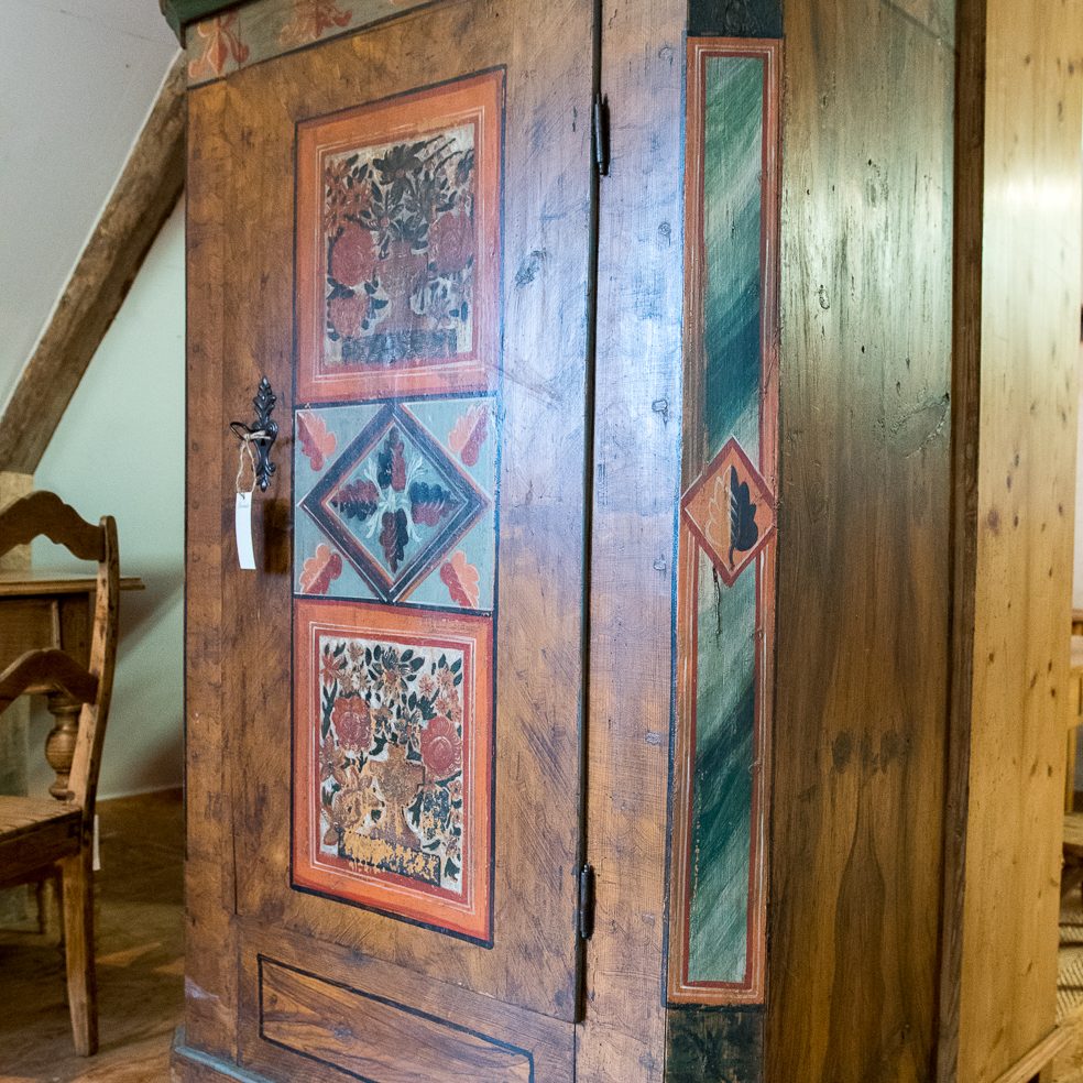 Piękna szafa z XIX wieku.