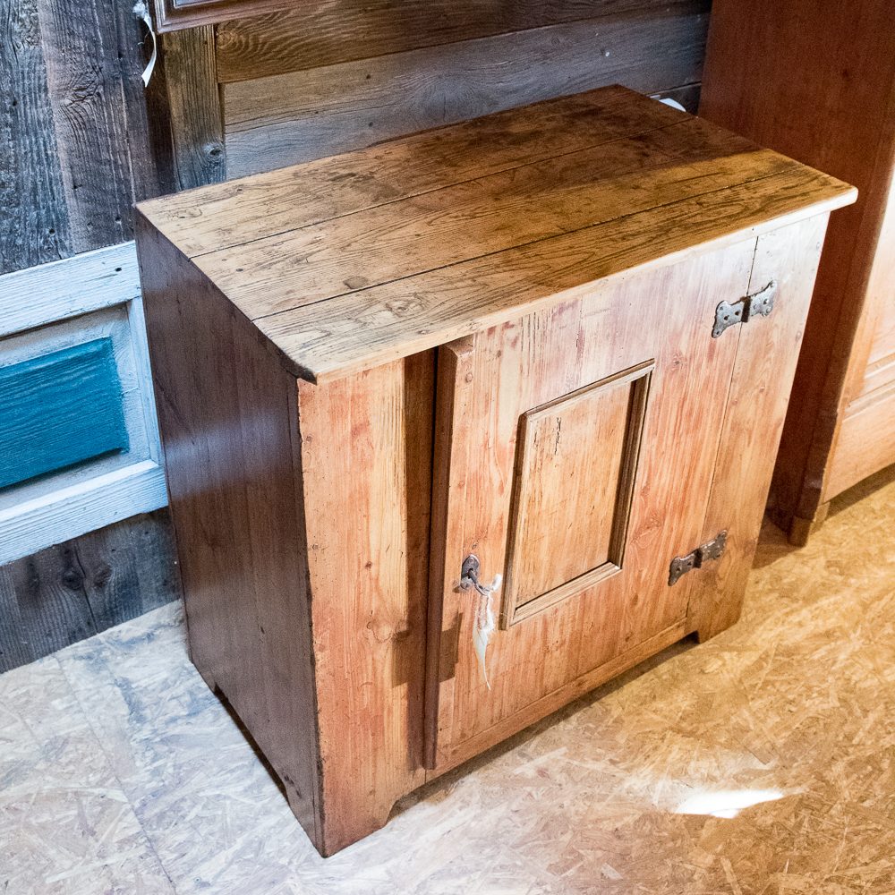 Stara szafka po renowacji.
